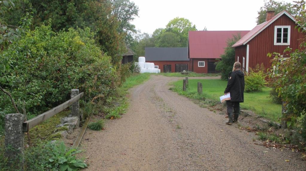 Här syns en bit av en av de gamla tvärgående vägarna som fanns mellan den östliga och västliga vägen genom byn före laga skifte 1816, se karta ovan under