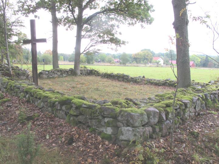 Den gamla pestkyrkogården från 1710 11 är markerad med en stenmur och