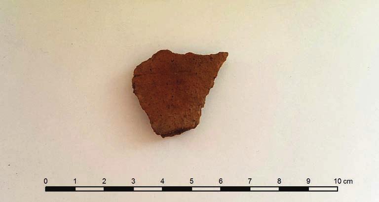 Schakt 2 I större delen av schakt 2 påminde lagerföljden om den i schakt 1, med till stora delar ljus sand och sporadiskt påförda omrörda kulturlager med fynd från blandade tidsperioder.