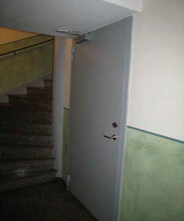 Sida 8 (9) Dörr mot gång från trapphus.