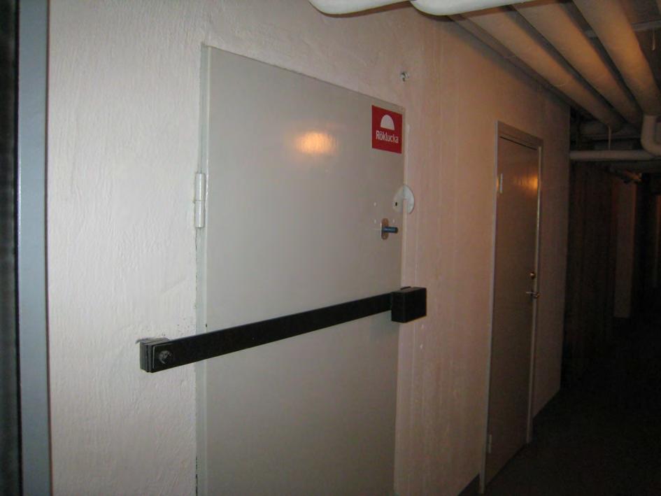 Sida 9 (9) Dörr mot gamalt soprum.