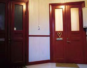 Oftast är alla dörrar som vetter mot trapphuset branddörrar, såsom dörrar mot lägenheter, källare och vindar. För att brandspridningen ska hindras är det viktigt att dessa hålls stängda.