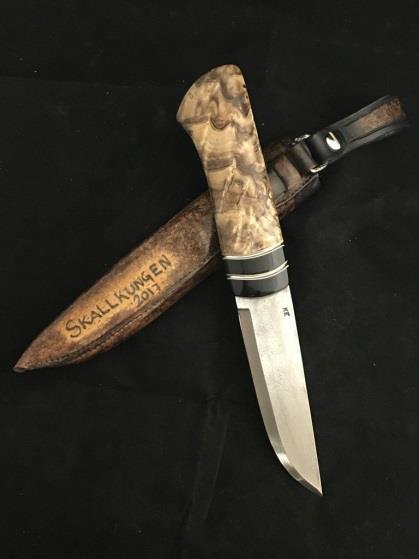 myhansson.com/ Skallkungen kniven, tillverkad av knivslöjdaren Peter Scherdin på ett fantastiskt knivblad i damast smitt av Kaj (Kniv Kaj) Embretsen.