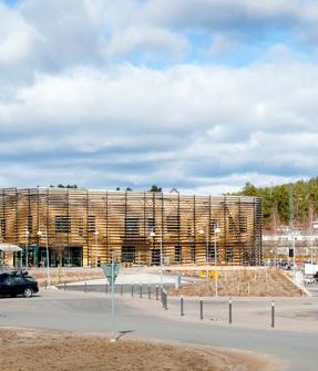 Biblioteket, som är ritat av den danska arkitektbyrån ADEPT Architects, är ett nytt landmärke för Högskolan Dalarna och Falun. Huset är en så kallad pentagon, en femsiding, utan räta vinklar.