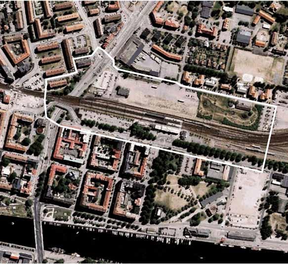 Programområdet omfattade ett större område kring järnvägsstationen (vit linje). Den ungefärliga avgränsningen för aktuell detaljplan markeras med röd streckad linje.
