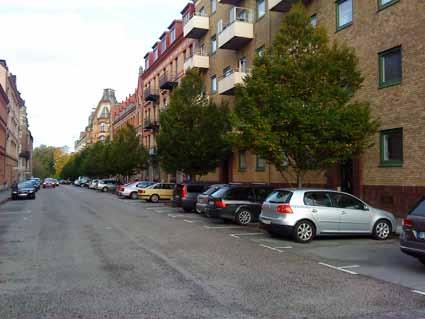 Laholmsvägen utgör historiskt en viktig infart till stadens centrala delar från öster. Viadukten (järnvägs- resp. vägbron) byggdes vid 1950-talets slut eller 1960-talets början, d.v.s. under den epok då bilismen starkt präglade samhällsbyggandet.