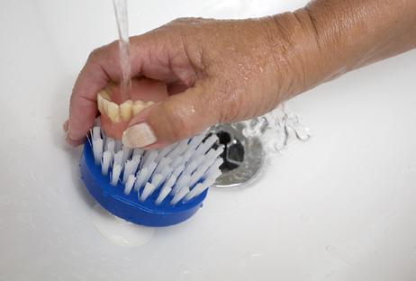 Att komma åt mellan tänderna Mellanrumsborstar som tandvården rekommenderar finns i olika storlekar på apotek.