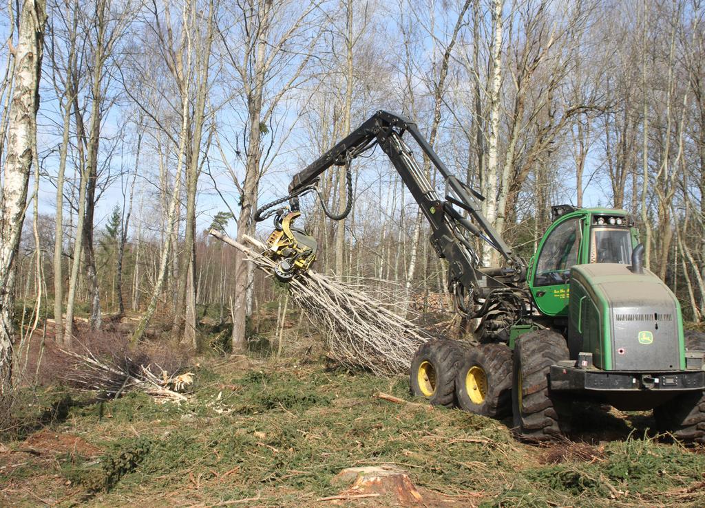 Nivå 1 Generell hänsyn vid grotanpassad avverkning i PG-bestånd. Lämna minst tre grova trädtoppar per hektar. Täck produktionsvältor av löv med gran eller björk.
