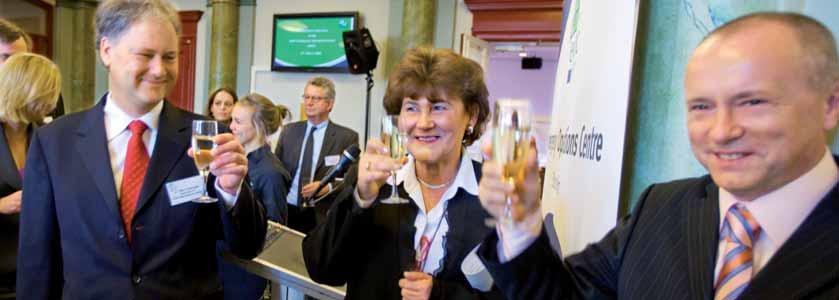 Marc Sprenger, f.d. styrelseordförande, ECDC:s direktör Zsuzsanna Jakab och Miroslav Oukzÿ, ledamot av Europaparlamentet, vid invigningen av ECDC:s sambandscentral i mars 2008.