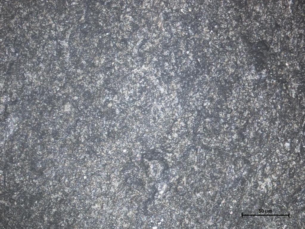 F 38. Vit böljande glans med djupa plastiska deformationer. Den har hittas bara på ett ställe längs eggen vid punkt A och reporna i den löper ca 160-180 från eggranden.