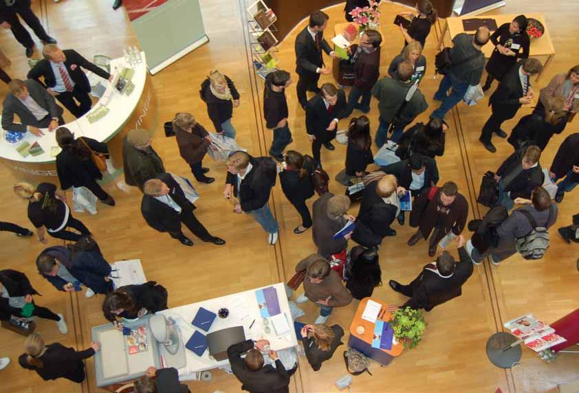 KOMPETENSFÖRSÖRJNING årsredovisning 2011 Sjukfrånvaro Av tabell 11 framgår total sjukfrånvaro per kön och åldersgrupp. Åklagarmyndighetens sjukfrånvaro var fortsatt låg under 2011.