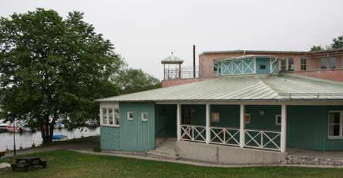 Båda lokalerna är fullt utrustade med porslin för 75 personer, uppläggningsfat, ljushållare med mera. Det finns kylskåp, spis/ugn, kaffebryggare/vattenkokare och diskmaskin.