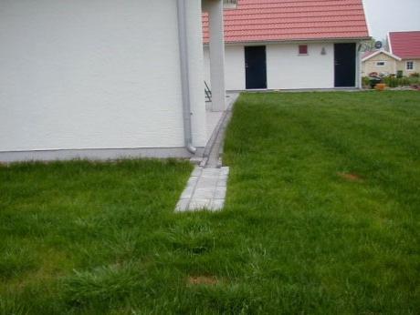 Parkeringsytor kan utföras med gräsarmering, se bild 11. På så vis uppnås ett genomsläppligt ytskikt där dagvatten kan infiltrera och därmed bibehålls grundvattennivån lokalt.