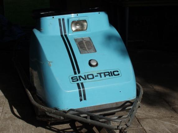 För 10 år sedan...... För 10 år sedan, närmare bestämt år 2007, lämnade klubbens Bernadottedesignade snöskoter, Sno-Tric, sin trygga tillvaro i klubbgården i Koarp.