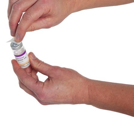 6. Ta av locket på injektionsflaskan med Cinryze för att exponera mitten på gummiproppen.