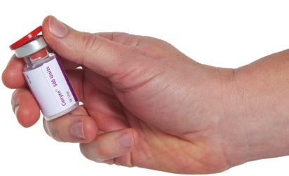 Torka av proppen på injektionsflaskan med Cinryze med en desinfektionsservett och låt den torka.