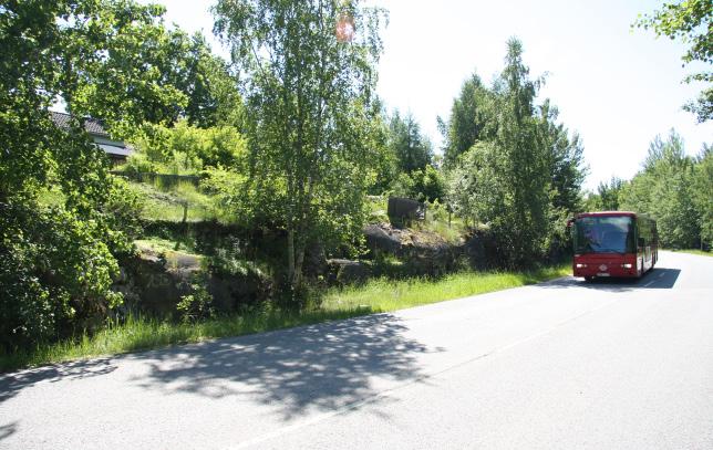 Öster om Ältabergsvägen finns en bergsluttning med villatomter som har viss utblick över det aktuella området. I norr avgränsas verksamhetsområdet av naturmark med uppvuxna träd mot Ältavägen.