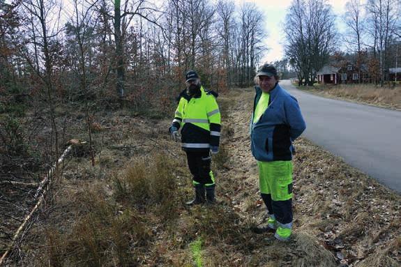 Figur 14. Schakt i den södra delen av undersökningsområdet, schakt invid gården Kärragård, samt Leif Häggström och Jan Rickard (maskinist). (Fotonr. 2017-19-12).