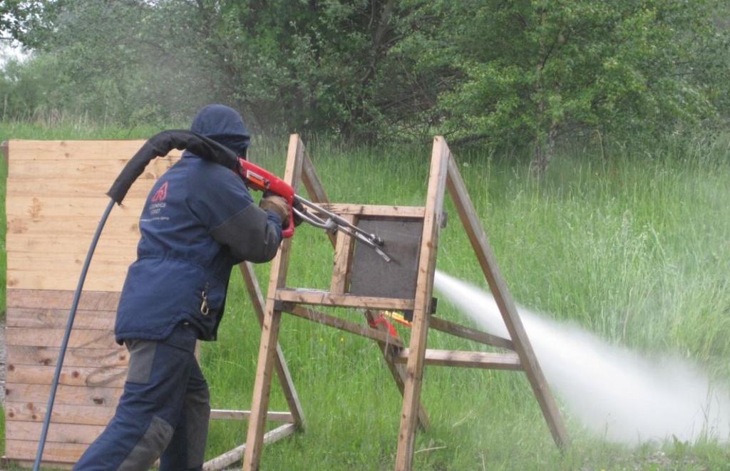 skärmedel, vilket var en metod som redan användes inom industrin. Då även släckeffekten visade sig vara bra mynnade denna förstudie ut i skärsläckarkonceptet (Räddningsverket 3, 2).