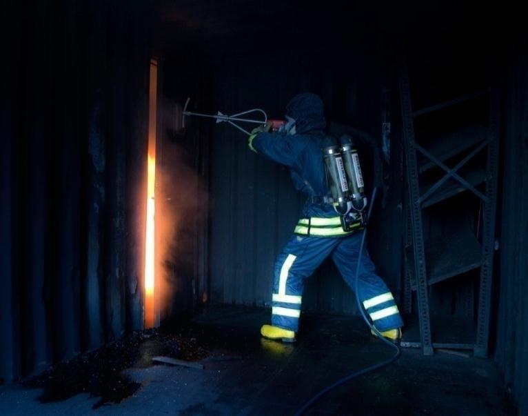 Figur 3.9. Skärsläckaren forcerar en dörr samtidigt som operatören står skyddad (med tillåtelse från ColdCut Systems).