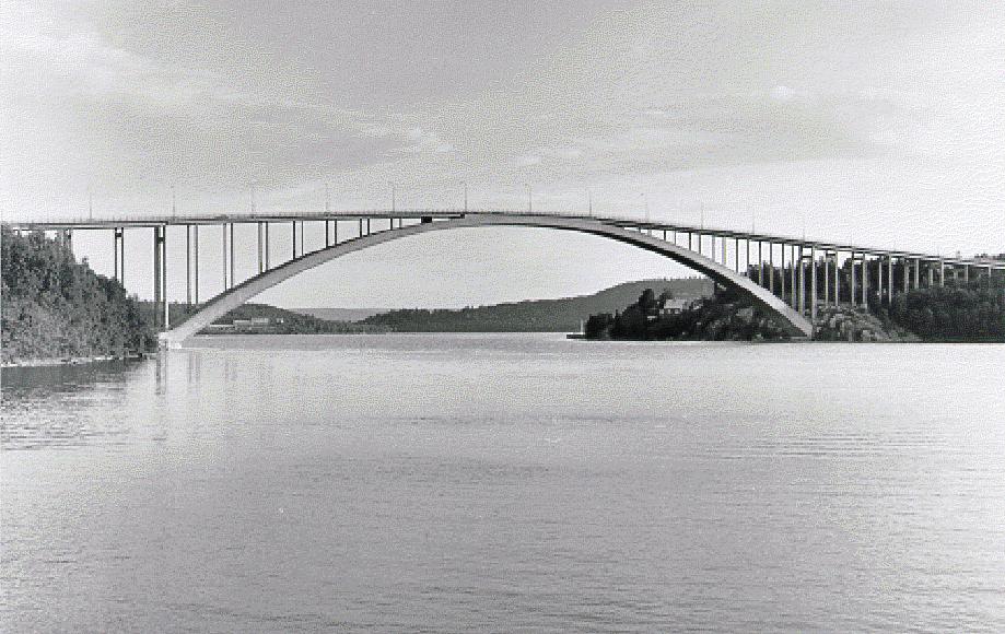 Y3 Ångermanälven vid Sandö - Sandöbron Brotyp: Bågbro av betong med underliggande båge (med totalt tre kontinuerliga balkbroar som tillfastspann) Byggd år: 1943 Antal spann: 1 (totalt 36) Bollstabruk