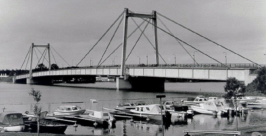 Z413 Faxälven vid Strömsund Strömsundsbron Brotyp: Snedkabelbro Byggd år: 1956 Antal spann: 3 Öjarn Lövberga Strand