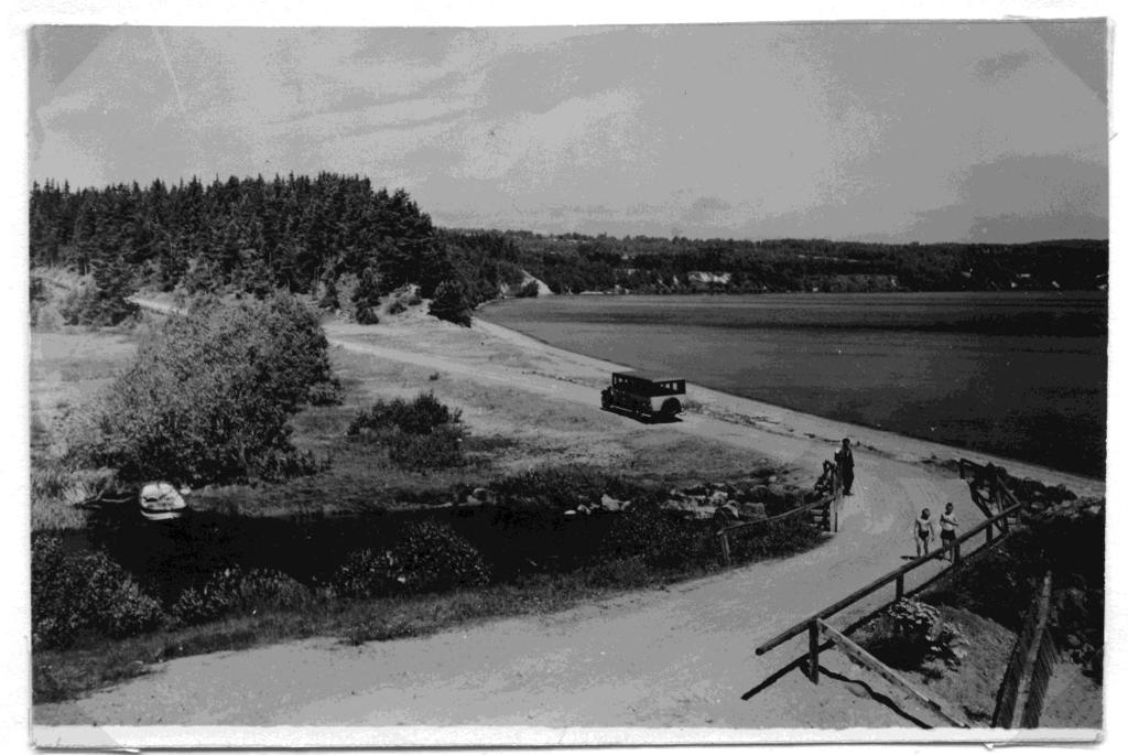 Bussen passerar, på landsvägen över stranden i Domsand. Foto Knut Björlingsson. Domsand var en viktig lastageplats och landsvägen gick ända ner över sandstranden.