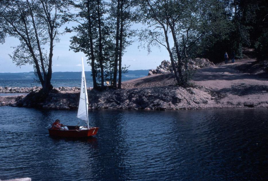 Våren 1976, kunde de första båtarna segla in i hamnen.
