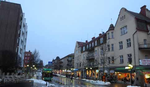 Det breda spårområdet delar Hässleholm i en östlig och en västlig del. Passagerna är relativt få.