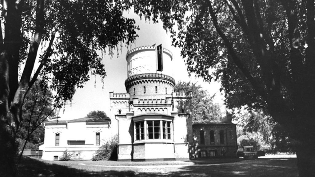 Planetarier i Lund 1976 donerade svensk-amerikanen Carl Springers efterlevande 100 000 kr till ett planetarium tänkt att uppföras i dennes hemstad Karlskrona.