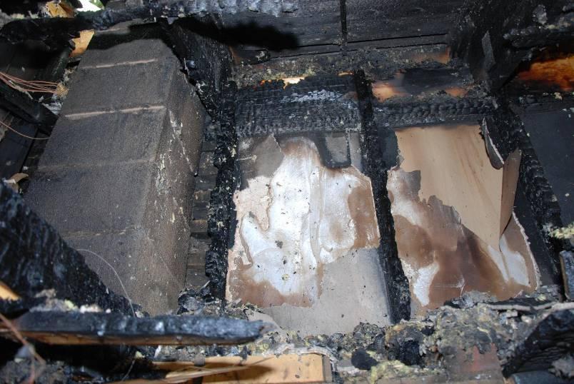 Direkta orsaker till olyckan: Brand har utvecklats i takbjälklaget och primärområdet är