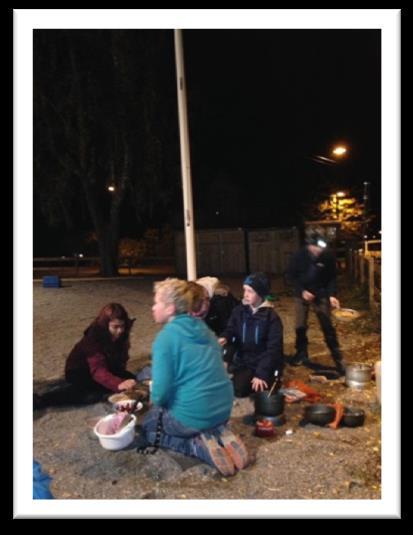 Det bakades tårta, sågs på film och pratades scouting jorden runt. Vi hade våra kompisar från Västerhaninge på besök och gjorde då ett besök på Lotsberget för att kika på fyrar och fikade.