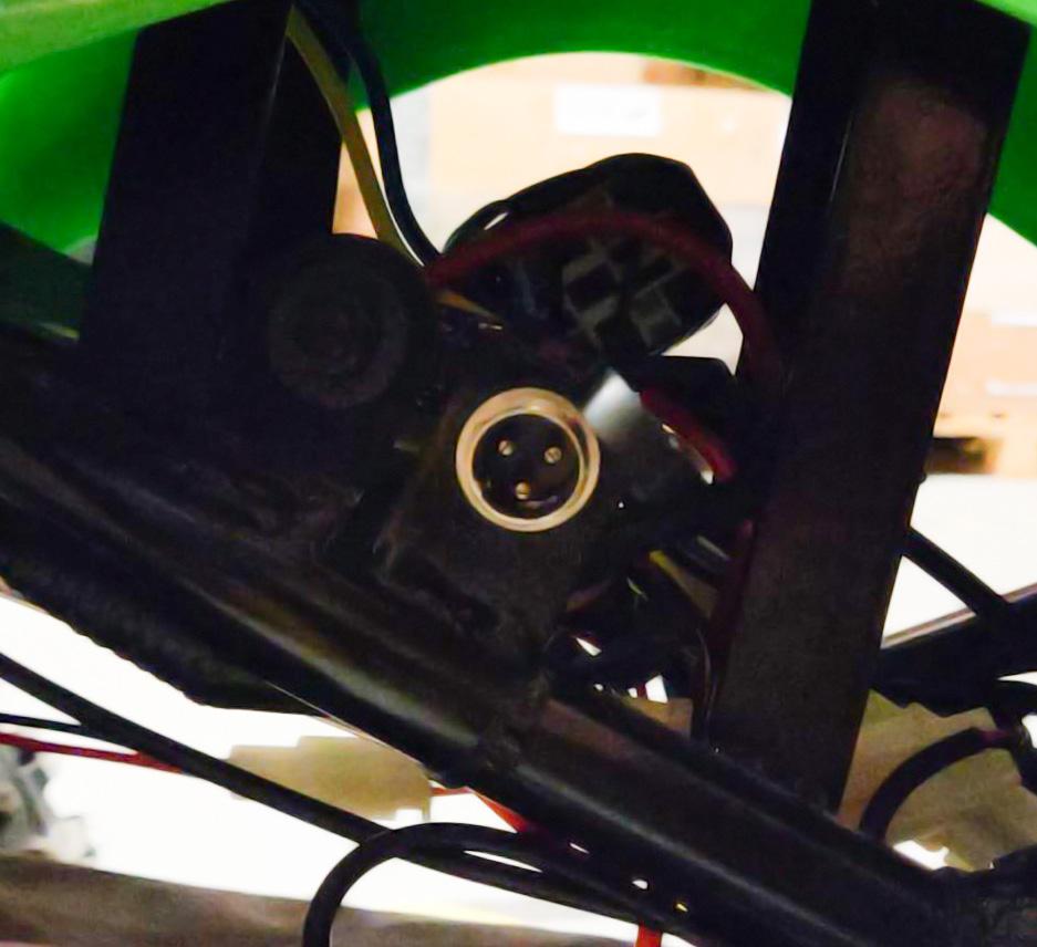 Vi rekommenderar även att fyrhjulingen laddas efter varje körtur och minst en gång i månaden vid långtidsförvaring. OBS! Var noga med att batterierna aldrig djupurladdas.