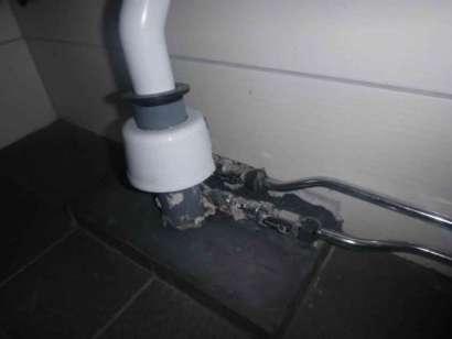 Golvbrunnsmanschetter/synligt tätskikt finns ej i golvbrunnar När brunnsmanschetter/tätskikt saknas i golvbrunnar innebär det risk för fuktskador.