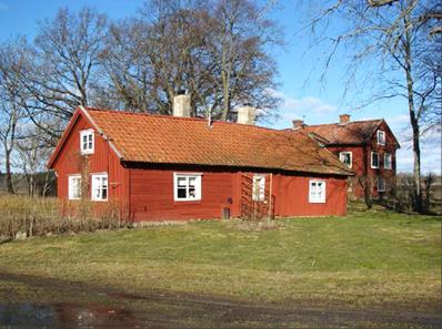 Den nuvarande landsvägen i östra dalgångskanten, som är belägen i gränsen mellan åkermark och hagmark enligt lång tradition, kan ligga kvar i