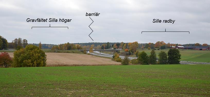Figur 3 - Riksintresset Trosaåns dalgång. Väg E4 ligger i skärning men bildar ändå en barriär mellan Sille radby, till höger i bild, och gravfältet Silla högar, till vänster i bild. Vy mot söder.