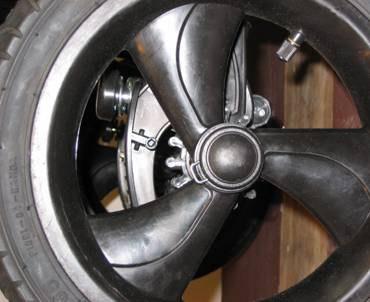 Släpp låset och dra hjulet mot dig tills det hamnar rätt (ett klickljud hörs). Hjullås VIKTIGT Kontrollera att hjulen sitter fast genom att dra i hjulet.