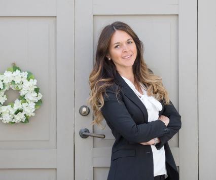 Jag är din fastighetsmäklare Selma Kahrimanovic Tel: 072-5300630 I 0480-420200 I Mail: selma.kahrimanovic@pontuzlofgren.se Fastighetsmäklaren som precis som Zlatan har bosniskt ursprung.
