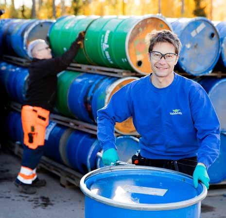 EKOLOGISK HÅLLBARHET 19 Farligt avfall mellanlagras på Gryta avfallsstation. På bilden Pelle Derewecki och Eva Winkler. den totala energiutvinningen 2017 varit 11 100 MWh.