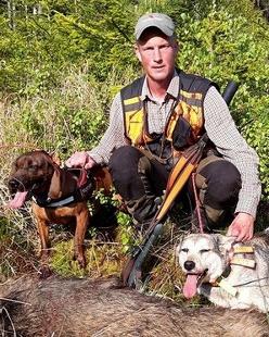 8 Apportering grundkunskap 2017 Kursens mål var att hundarna skulle kunna apportera på land, i vatten och följa förarnas anvisningar. Förutsättningen var att hunden skulle vara grunddresserad.