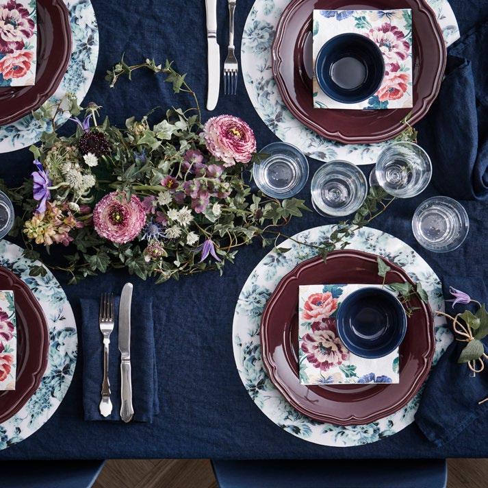PH152730 A DINNER IN WONDERLAND SMAKSINNE tablett 15:-/st Ø37 cm. Vit/grön/blomma. 204.031.90 SMAKSINNE pappersservett 15:-/30st Papper. B33 L33 cm. Flerfärgad/blomma. 803.999.
