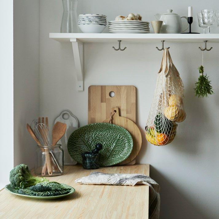 PH152729 HANDPICKED AND PLATED SMAKBIT serveringsfat 129:-/st Flintgods. L37 B25 cm. Grön. 104.030.96 VINTER 2018 skärbräda 79:- Bambu. Ø28 cm. 404.032.26 PROPPMÄTT skärbräda 49:- Oljad massiv bok.