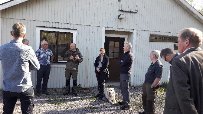 Figur 25. T.v. Studiebesök hos Källefalls Fiskeodling på Hökensås i samband med Samförvaltningsmöte i maj. T.h. Kort föredrag om Tabergsån vid Hovslätts hembygdsgård i samband med Samförvaltningsmöte i november.