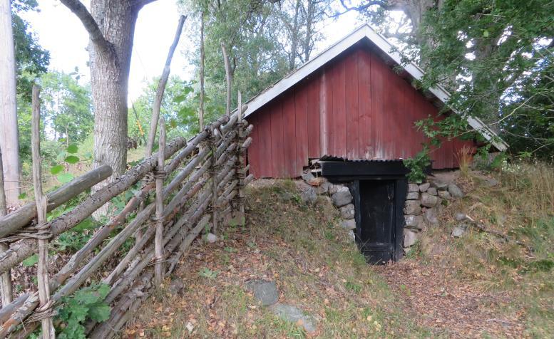 Stenkällare i backen bakom huset, för vinterförvaring av grönsaker och