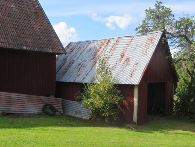 frontespis (dock i övrigt med moderna fönster, dörr