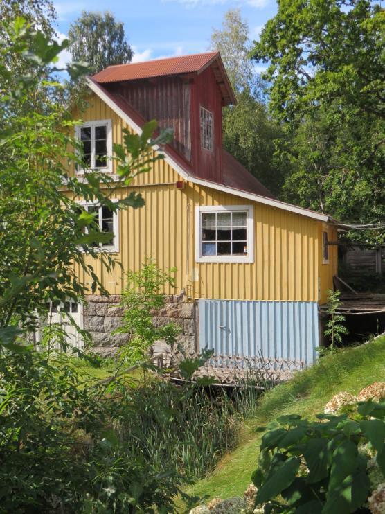 under huset (Törsbo kvarn 2:1).