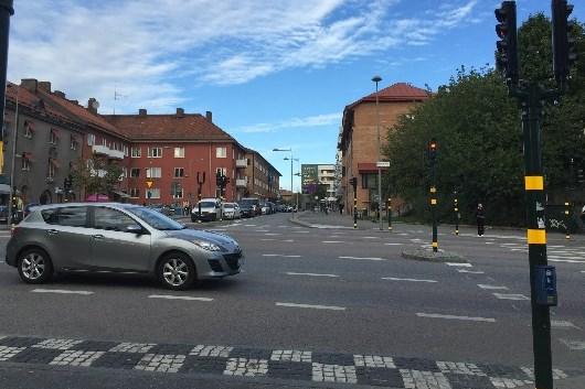 Korsningen Sjättenovembervägen Älvsjövägen. Sjättenovembervägen sett med Jutesprånget 9 i ryggen. Korsningen Johan Skyttes väg Älvsjövägen.