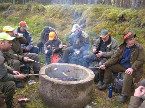 Samråd och kommunikation Gruppen ska hålla årligt samråd med företrädare för älgskötselområden samt med berörda myndigheter.