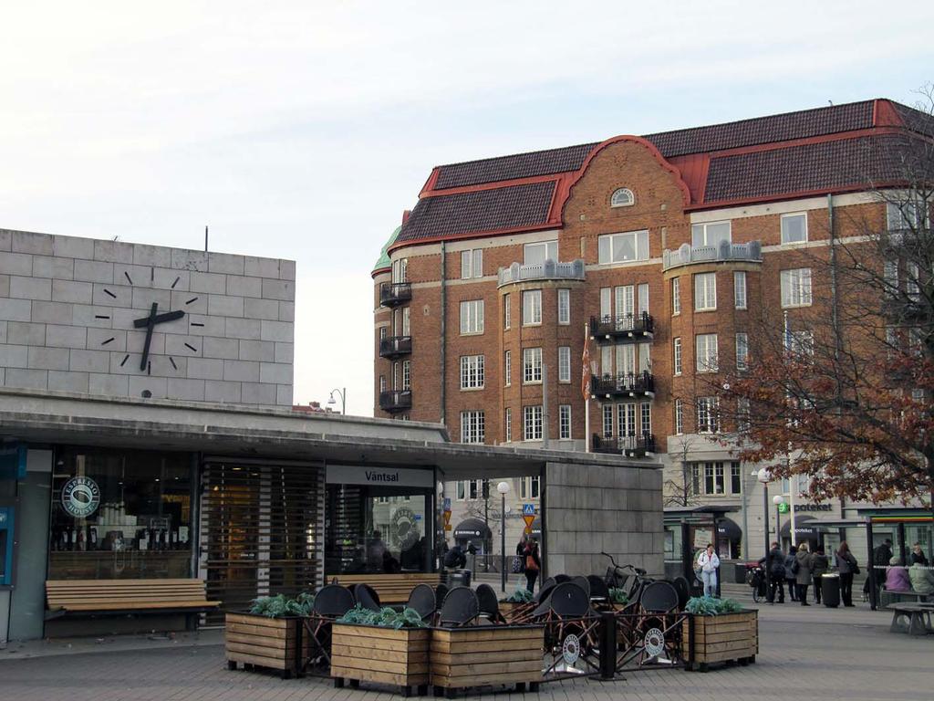 levs trafiksituationen som rörig på Södra vägen. Fotgängare rör sig ofta i cykelbanan och det är ont om utrymme.