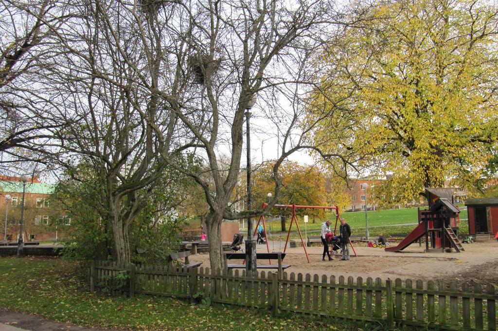 Frågeundersökningen visar att människor som besöker platsen upplever den som en fungerande väntplats men inte som en attraktiv plats i sig.